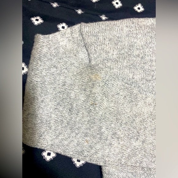 💰2/$10 Kids Grey Old Navy Cardigan- size m/8 - Picture 6 of 10